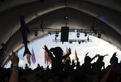 Una multitud baila durante la actuación del DJ Redlight en el festival, 28 de junio de 2014.