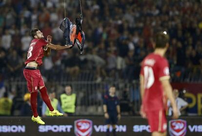 El serbi Mitrovic agafant la bandera albanesa que portava un dron.