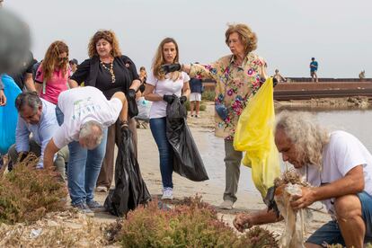 La reina Sofía, acompañada por la CEO de Ecoembes Rosa Trigo, este sábado en la playa de la caleta del Estacio, Murcia. 
