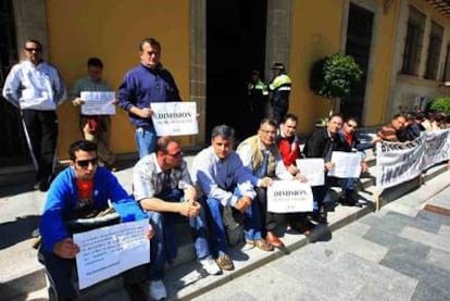 Protesta de parados en el  Ayuntamiento de Jerez el pasado martes.