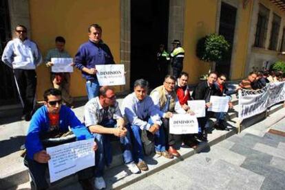 Protesta de parados en el Ayuntamiento de Jerez el pasado martes.