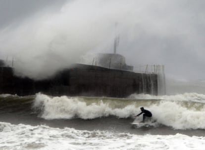 El temporal sacude la playa vizcaína de Gorliz