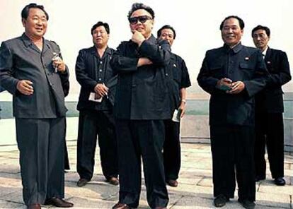 El lder norcoreano, Kim Jong-il, en el centro, inspecciona una nueva granja de cabras en Pongsan.