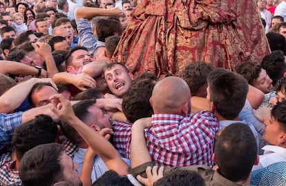 Fieles de la Blanca Paloma se agolpan para sacar a hombros a la virgen de la de la iglesia de Nuestra Señora de la Asunción de Almonte (Huelva).