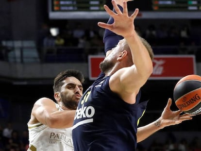 Campazzo lanza un pase ante Stimac