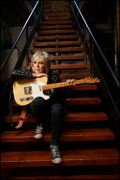 Lucinda Williams en una foto promocional tomada en agosto de 2022. 