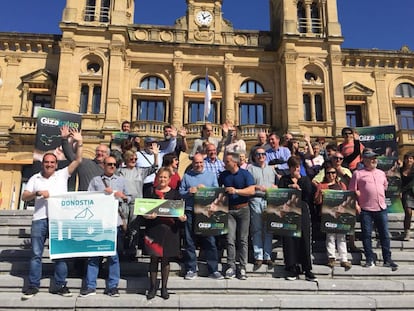 Convocantes de la consulta sobre el derecho a decidir frente al Ayuntamiento de San Sebastián.