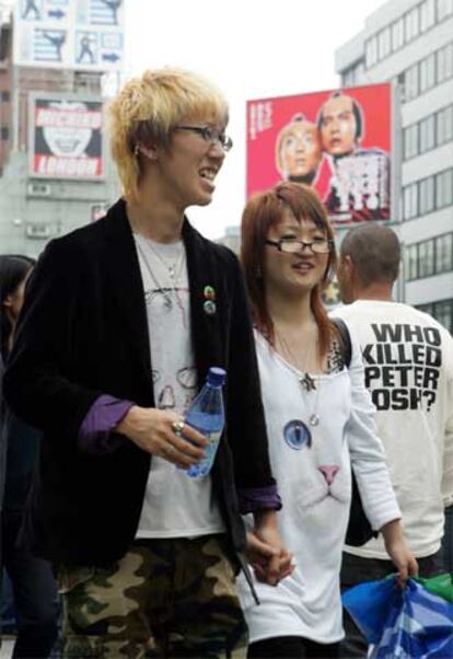 Una pareja pasea por una calle de Tokio.