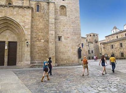 La plaza de la concatedral de Santa María de Cáceres (con la estatua dedicada a San Pedro de Alcántara).