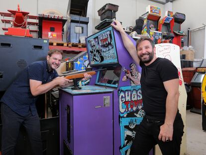 Mario-Paul Martínez, con barba, director del documental 'Arcadeología', y Vicente Javier Pérez, profesor de Comunicación Audiovisual en la Universidad Miguel Hernández de Elche, en un taller de reparación de videojuegos clásicos situado en La Unión, Murcia.