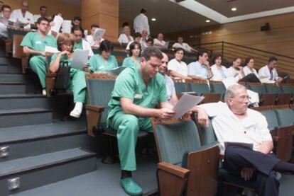Los 25.000 trabajadores de la sanidad pública canaria están convocados para el jueves a una huelga de 24 horas en contra del recorte de 50 millones de euros en gastos de personal en los presupuestos de 2012 y del aumento en dos horas y media a la semana del horario laboral.