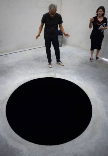 Anish Kapoor y la comisaria Suzanne Cotter, ante la obra 'Bajada al limbo, en el Museo Serralves.