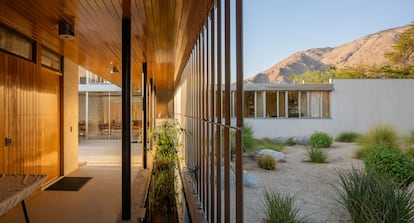 Los dormitorios, que disponen de cuarto de baño y terraza propios conectan con la zona social de la casa por una serie de galerías y terrazas abiertas al jardín de cactus y rocas de inspiración japonesa. |