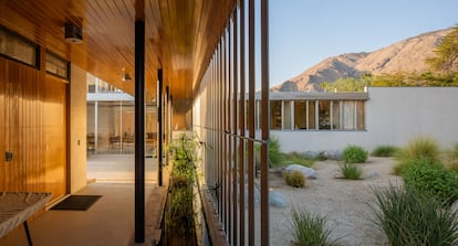 Los dormitorios, que disponen de cuarto de baño y terraza propios conectan con la zona social de la casa por una serie de galerías y terrazas abiertas al jardín de cactus y rocas de inspiración japonesa. | 