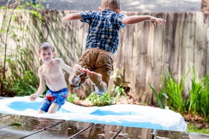 Ni&ntilde;os jugando. 