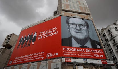 Un cartel electoral gigante del candidato del PSOE a la Presidencia de la Comunidad de Madrid, Ángel Gabilondo en un edificio de la plaza de Callao, Madrid.