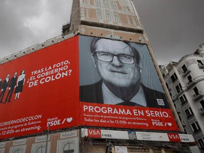 Un cartel electoral gigante del candidato del PSOE a la Presidencia de la Comunidad de Madrid, Ángel Gabilondo en un edificio de la plaza de Callao, Madrid.