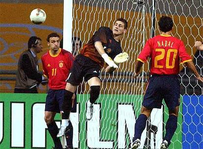 En el Mundial de Corea y japón, en 2002, España volvió a caer eliminada en cuartos de final, en esta ocasión ante Corea del Sur en la tanda de penaltis tras un fallo de Joaquín. Previamente la gran actuación del portero Iker Casillas en la tanda de penaltis ante Irlanda permitió a España seguir soñando.