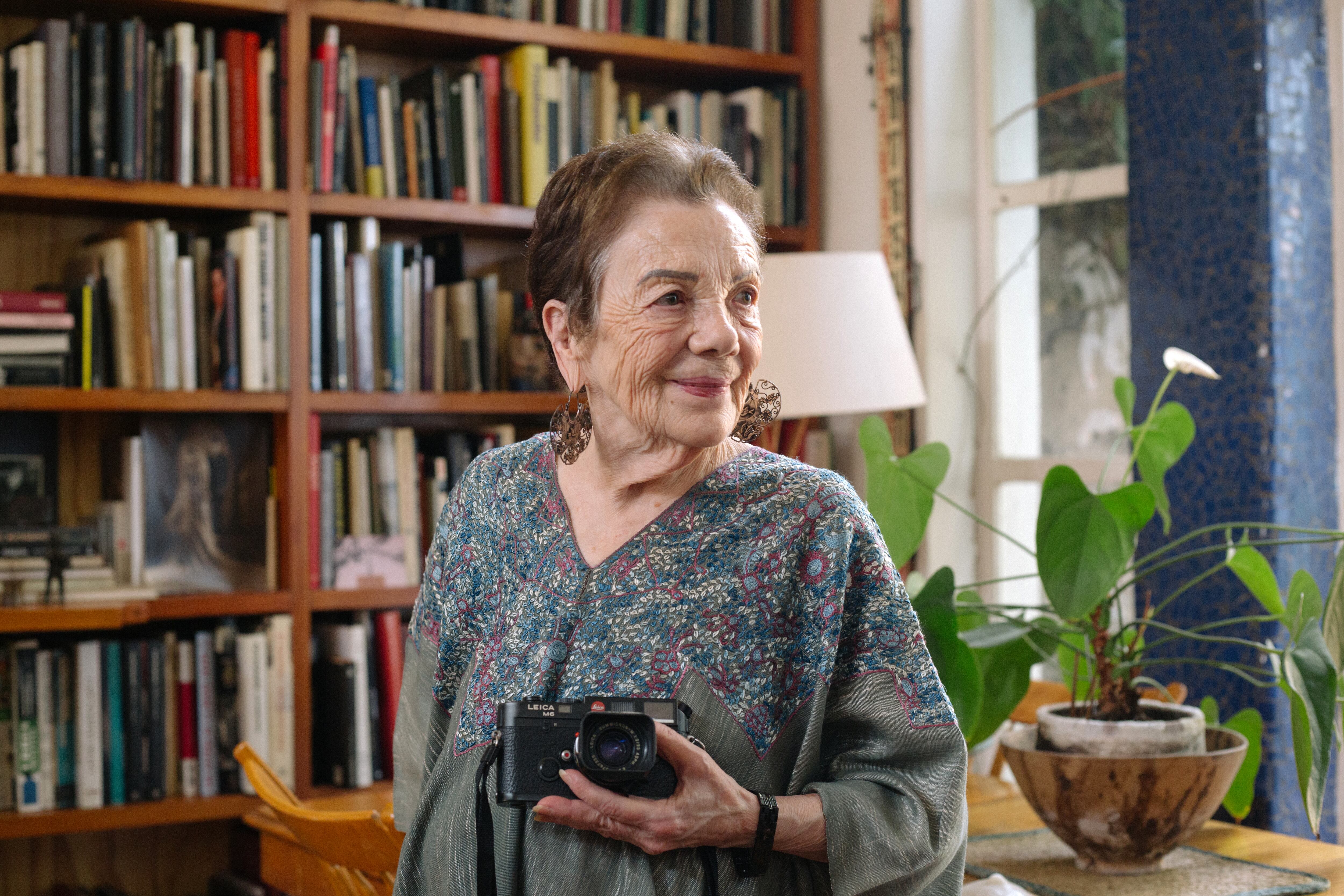 Graciela Iturbide en su casa, en Coyoacán.