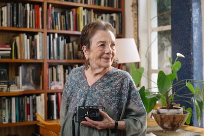 Graciela Iturbide en su casa, en Coyoacán.