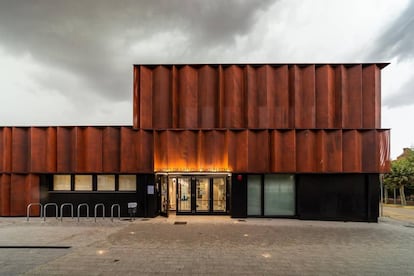 Fachada del Centro de Salud en Lodosa (Navarra) proyectado por Varquitectos.