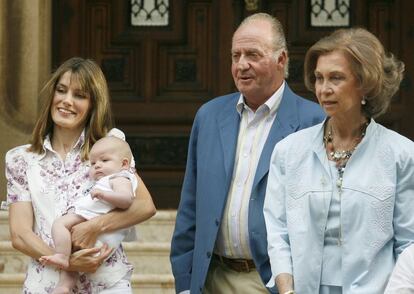 En el año 2007 la infanta Sofía se incorporó a la foto oficial en Marivent. En la foto, en brazos de su madre, doña Letizia, junto a don Juan Carlos y doña Sofía.
