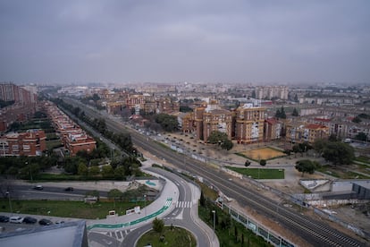 Las Tres Mil Viviendas (derecha) y el barrio de Bami (izquierda), en Sevilla, separados por las vías del tren y un muro.