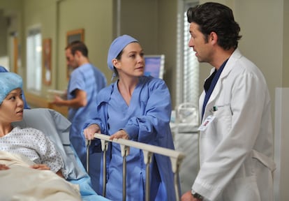 En 'Anatomía de Grey' hay tanto salseo, tantas relaciones y tantas historias personales que se entrecruzan que es un milagro que el personal médico encuentre tiempo para ocuparse de los enfermos. Y en ese batiburrillo de emociones está uno de los motivos del desafecto de los espectadores por su personaje principal. Meredith está metida en demasiados fregados. Tampoco la ayudó enamorarse de un hombre casado. Es más, consiguió que los espectadores se pusieran de parte de su amante y la que iba a ser “la mala” gustó tanto que hasta consiguió su propio 'spin-off' (una serie protagonizada por un personaje que era secundario o parte de un reparto coral en otra serie). Podríamos considerar que Meredith es una víctima de una infancia traumática, pero sus compañeros de plantilla, criados en humildes caravanas o por padres maltratadores y alcohólicos, tampoco tienen un pasado mucho más fácil y no son tan lastimosos. “Amo 'Anatomía de Grey' y odio a Meredith Grey”, escribió un usuario de LiveJournal poniendo en palabras sencillas un sentir bastante popular. A su favor podemos decir que, a medida que el personaje ha madurado, su comportamiento ha dejado de ser tan errático y quejumbroso. Pero que la serie siga acumulando temporadas y audiencias millonarias a pesar de que su personaje ha perdido protagonismo, e incluso ha desaparecido durante largas temporadas, demuestra que su importancia en su propia serie siempre ha sido escasa. 