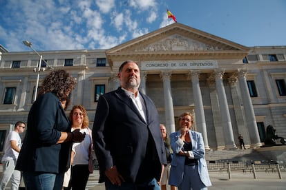 El presidente de ERC, Oriol Junqueras, realiza declaraciones a los medios de comunicación a las puertas del Congreso.