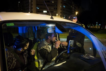 Controles policiales en la Plaza Francesc Macià de Barcelona