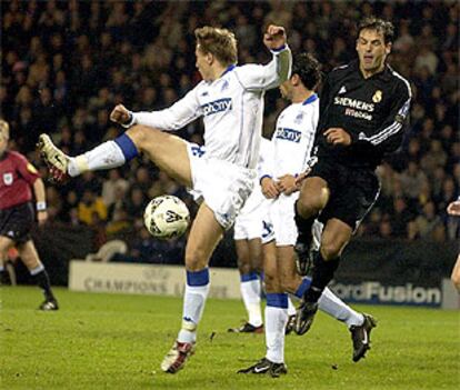 Morientes, entre dos defensas belgas.