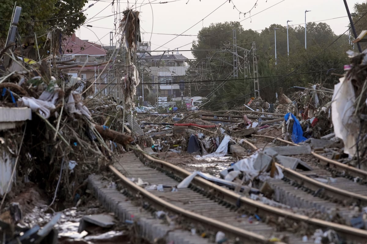 At the disaster center in Paiporta: “La tenía cogida por la mano, pero la corriente se la llevó” | Communications from the Comunidad Valenciana