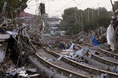 Vías del tren afectadas por las inundaciones, este miércoles en Paiporta.