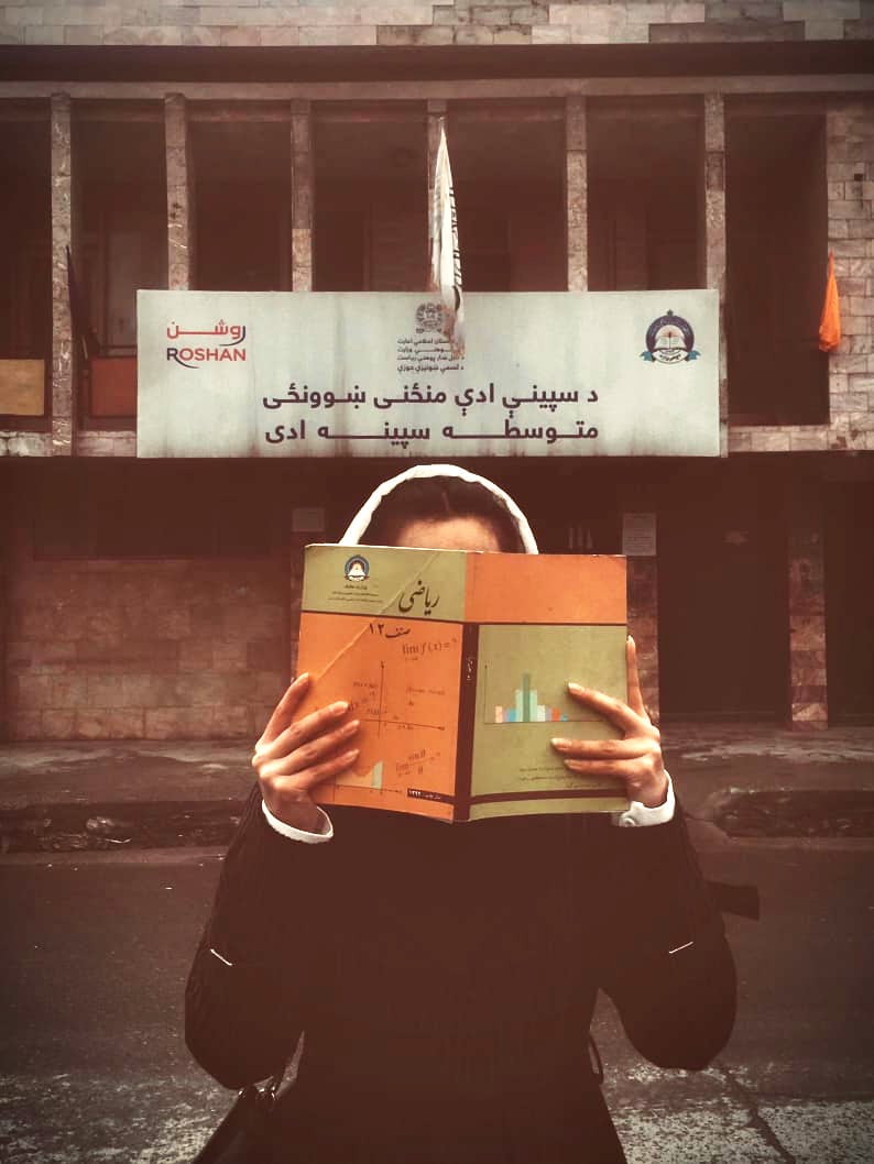 Enseña el libro, esconde el rostro, saca la foto y echa a correr: así protestan las afganas privadas de educación por los talibanes