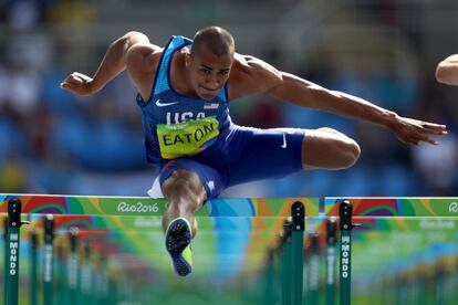 Ashton Eaton (EE.UU) compite en los 100 m obstáculos. 