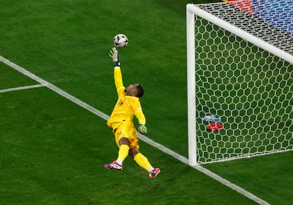 Soccer Football - Euro 2024 - Semi Final - Spain v France - Munich Football Arena, Munich, Germany - July 9, 2024 Spain's Lamine Yamal scores their first goal past France's Mike Maignan REUTERS/Heiko Becker