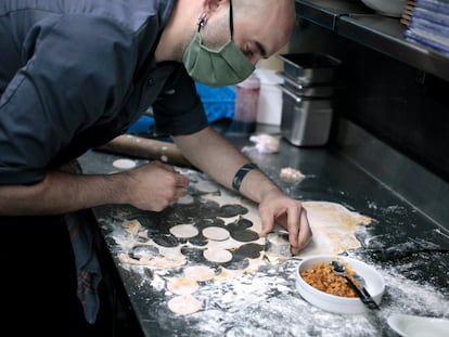 El cocinero Borja Merino prepara los 'manolinis'.