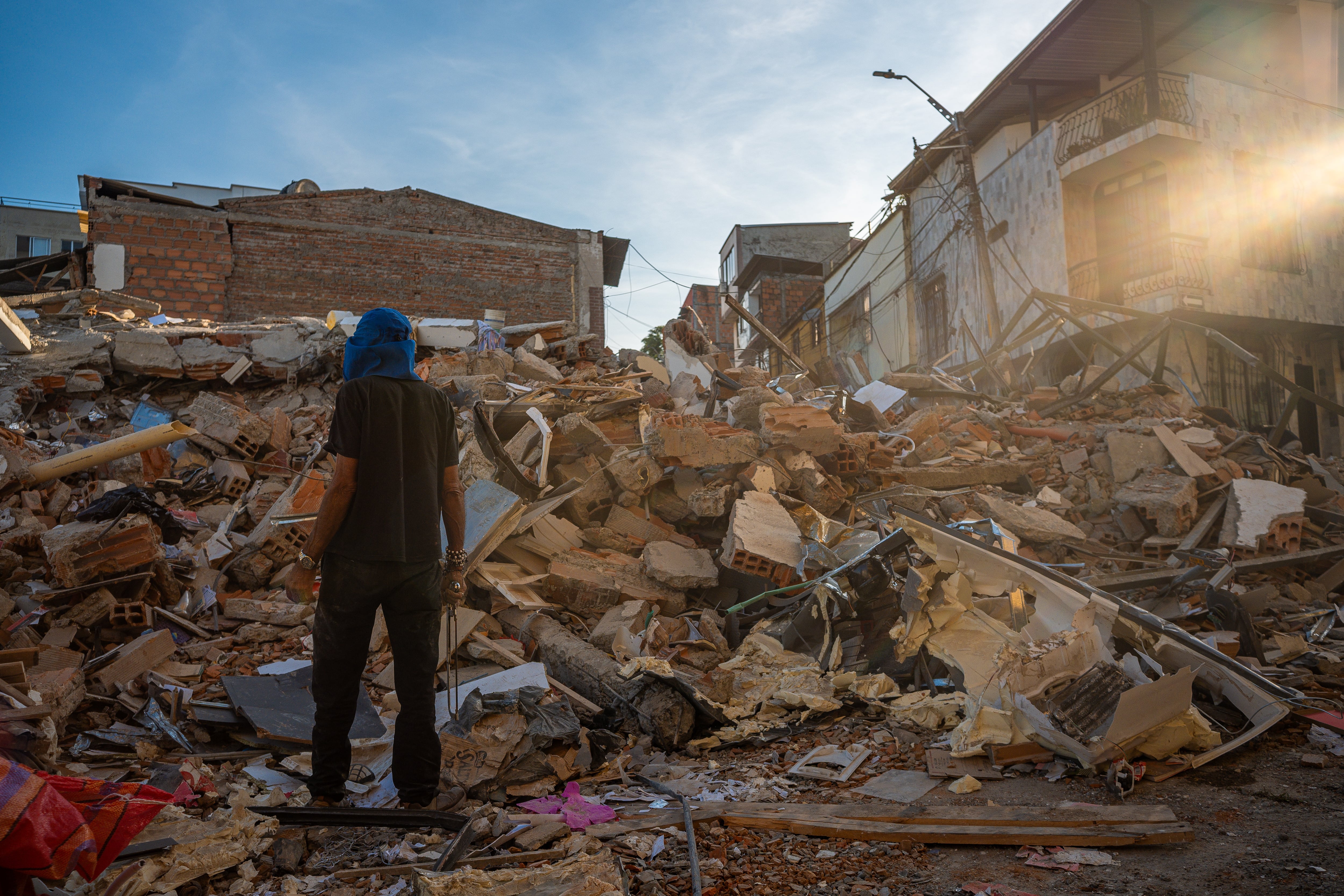 Víctimas del terremoto recogen sus pertenencias y buscan a sus familiares en Pereira, Colombia, el 11 de agosto.