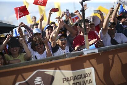 Asistentes observan la llegada de los participantes en el Rally Dakar 2017.