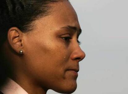 Marion Jones llora ante los periodistas a su salida de los juzgados de White Plains, en Nueva York.