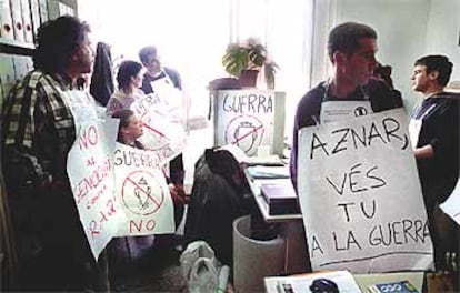 Miembros de la organización Xarxa de Santa Coloma de Gramenet, durante la protesta.