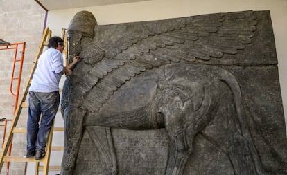 Adam Lowe, fundador de la Fundación Factum, trabaja con una réplica de uno de los toros alados asirios en la Universidad de Mosul, Irak.