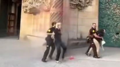 Imagen de las activistas de Futuro Vegetal, tras rociar tintes rojos y negros en la fachada de la basílica de la Sagrada Familia de Barcelona, el 31 de agosto de 2025, publicado en sus redes.