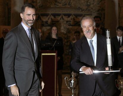 El príncipe Felipe entrega al seleccionador nacional de fútbol Vicente del Bosque el premio Olimpia por su labor para difundir el deporte entre discapacitados.
