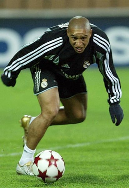 Roberto Carlos, ayer durante el entrenamiento del Madrid en Kiev.