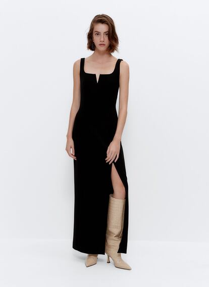 Un vestido negro no puede faltar en un buen fondo de armario. Este es de Uterqüe.