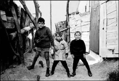 Niños jugando entre los pasadizos de las barracas de Montjuïc