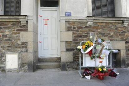 Mensajes y flores de condolencia en la puerta del domicilio de la familia asesinada en la ciudad de Nantes (Francia).