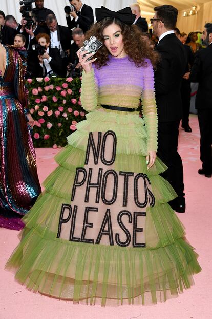 Hailee Steinfeld posa en la alfombra roja de la gala Met de 2019.