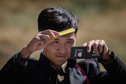 Um estudante norte-coreano penteia os cabelos depois de remar no lago Chonji, na cratera do Monte Baekdu.